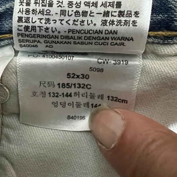 LEVI STRAUSS & CO. MENS STRAIGHT LEG JEAN SIZE 52βX30β LENGTH FADED BLUES. - Picture 3 of 13